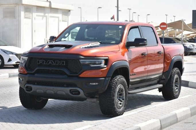 Подержанный RAM 1500 Crew Cab TRX V, 6.2 л, 2024 в Шардже от Alfaris Used Cars Оранжевый цвет. Other | AUTO.AE