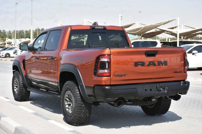 Подержанный RAM 1500 Crew Cab TRX V, 6.2 л, 2024 в Шардже от Alfaris Used Cars Оранжевый цвет. Other | AUTO.AE