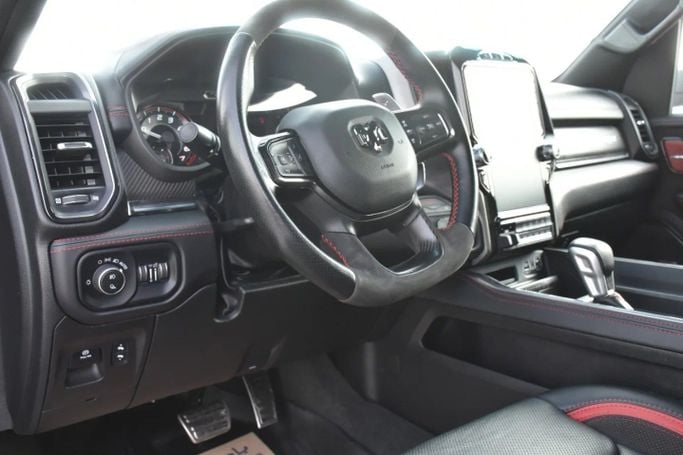 Подержанный RAM 1500 Crew Cab TRX V, 6.2 л, 2022 в Шардже от Alfaris Used Cars Черный цвет. Other | AUTO.AE