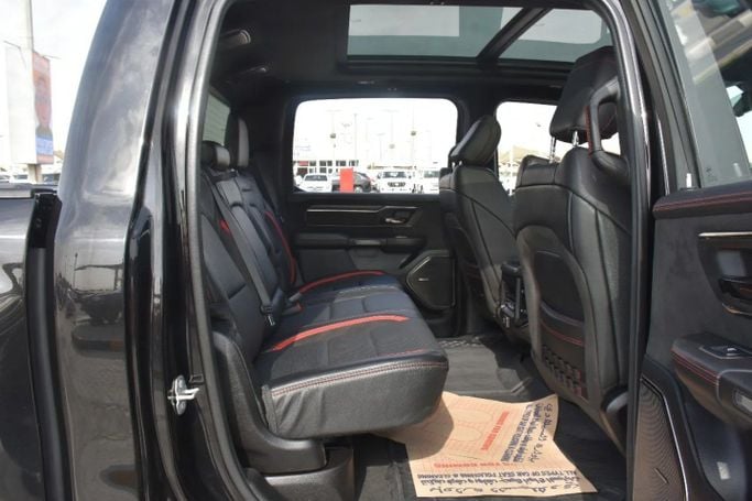 Подержанный RAM 1500 Crew Cab TRX V, 6.2 л, 2022 в Шардже от Alfaris Used Cars Черный цвет. Other | AUTO.AE