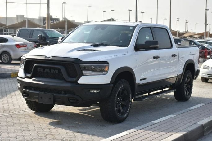 Подержанный RAM 1500 Crew Cab V, 3.6 л, 2023 в Шардже от Alfaris Used Cars Белый цвет. Other | AUTO.AE
