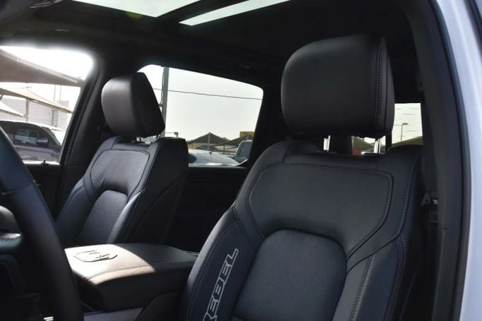 Подержанный RAM 1500 Crew Cab V, 3.6 л, 2023 в Шардже от Alfaris Used Cars Белый цвет. Other | AUTO.AE
