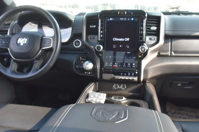 Подержанный RAM 1500 Crew Cab V, 3.6 л, 2023 в Шардже от Alfaris Used Cars Белый цвет. Other | AUTO.AE