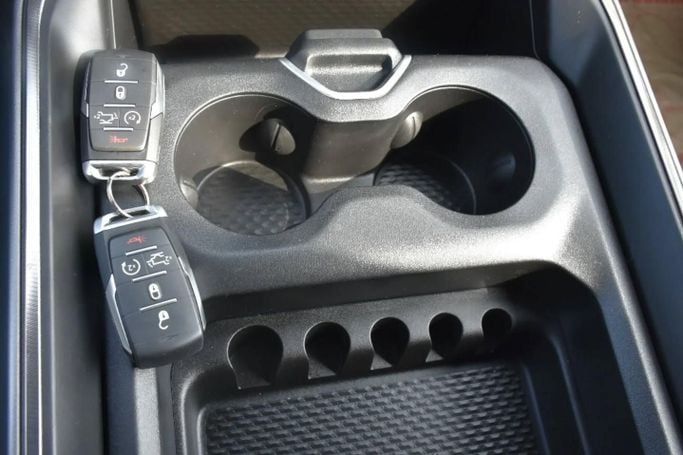 Подержанный RAM 1500 Crew Cab V, 3.6 л, 2023 в Шардже от Alfaris Used Cars Черный цвет. Other | AUTO.AE