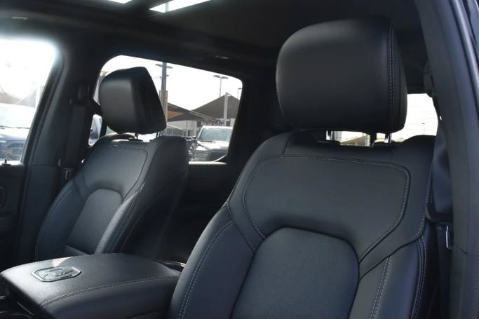 Подержанный RAM 1500 Crew Cab V, 3.6 л, 2023 в Шардже от Alfaris Used Cars Черный цвет. Other | AUTO.AE