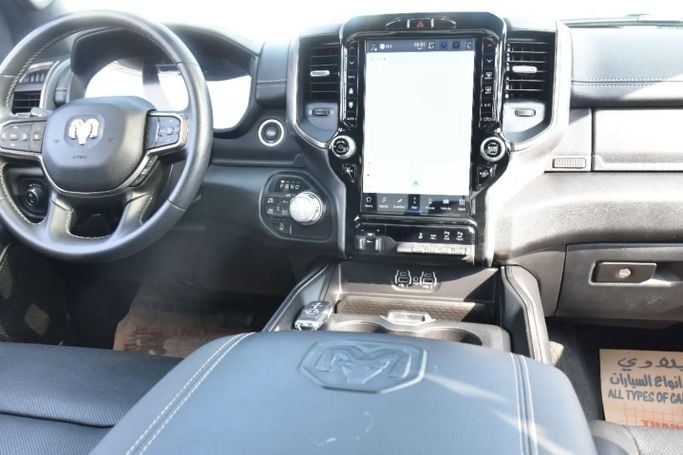 Подержанный RAM 1500 Crew Cab V, 3.6 л, 2023 в Шардже от Alfaris Used Cars Черный цвет. Other | AUTO.AE