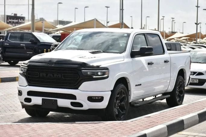 Подержанный RAM 1500 Crew Cab V, 3.6 л, 2023 в Шардже от Alfaris Used Cars Белый цвет. Other | AUTO.AE
