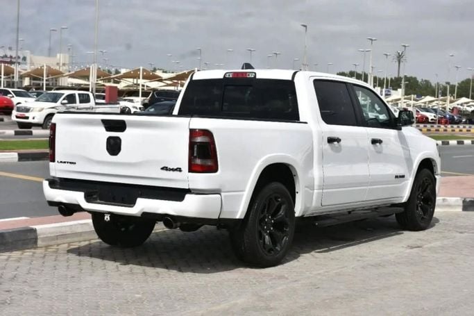 Подержанный RAM 1500 Crew Cab V, 3.6 л, 2023 в Шардже от Alfaris Used Cars Белый цвет. Other | AUTO.AE
