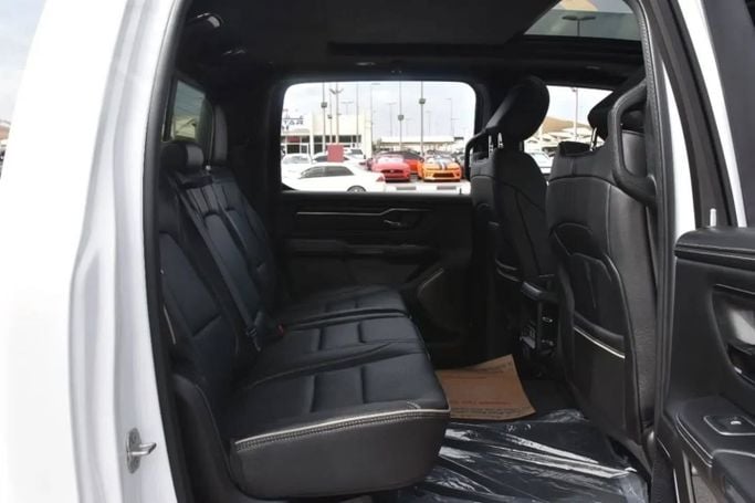 Подержанный RAM 1500 Crew Cab V, 3.6 л, 2023 в Шардже от Alfaris Used Cars Белый цвет. Other | AUTO.AE