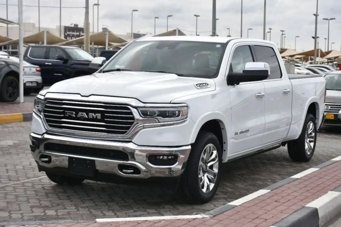 Подержанный RAM 1500 Crew Cab V, 3.6 л, 2022 в Шардже от Alfaris Used Cars Белый цвет. Other | AUTO.AE