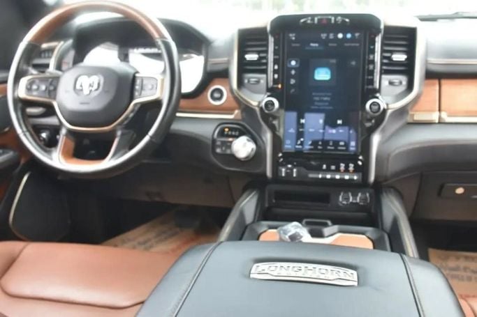 Подержанный RAM 1500 Crew Cab V, 3.6 л, 2022 в Шардже от Alfaris Used Cars Белый цвет. Other | AUTO.AE