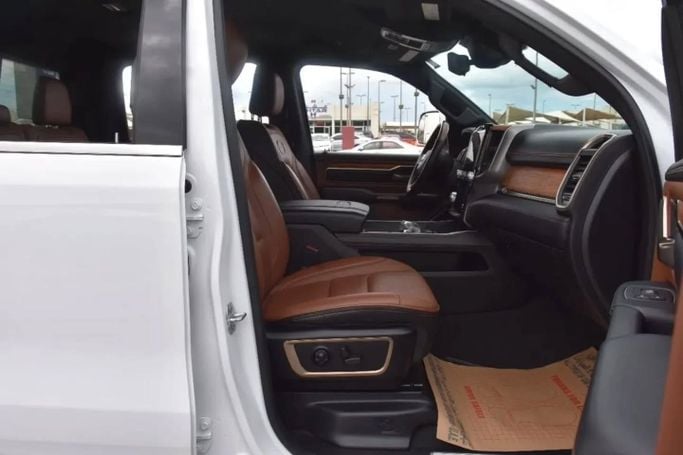 Подержанный RAM 1500 Crew Cab V, 3.6 л, 2022 в Шардже от Alfaris Used Cars Белый цвет. Other | AUTO.AE