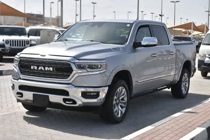 Подержанный RAM 1500 Crew Cab V, 3.6 л, 2022 в Шардже от Alfaris Used Cars Серебристый цвет. Other | AUTO.AE