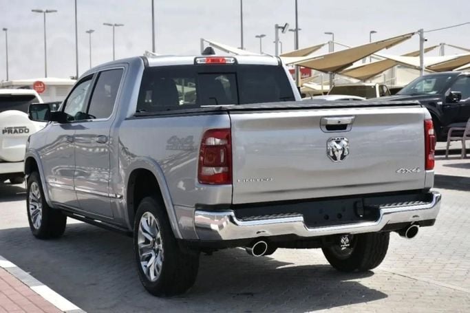 Подержанный RAM 1500 Crew Cab V, 3.6 л, 2022 в Шардже от Alfaris Used Cars Серебристый цвет. Other | AUTO.AE
