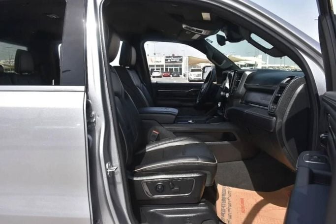 Подержанный RAM 1500 Crew Cab V, 3.6 л, 2022 в Шардже от Alfaris Used Cars Серебристый цвет. Other | AUTO.AE