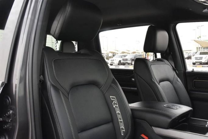 Подержанный RAM 1500 Crew Cab V, 3.6 л, 2022 в Шардже от Alfaris Used Cars Серый цвет. Other | AUTO.AE