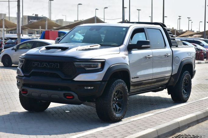 Подержанный RAM 1500 Crew Cab TRX V, 6.2 л, 2022 в Шардже от Alfaris Used Cars Серебристый цвет. Other | AUTO.AE