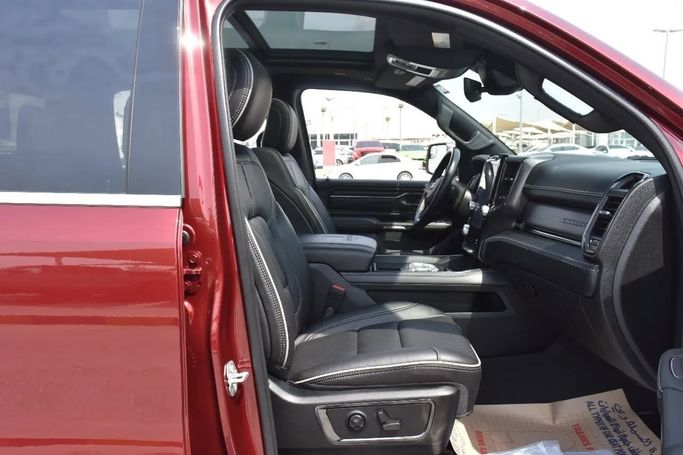 Подержанный RAM 1500 Crew Cab V, 3.6 л, 2022 в Шардже от Alfaris Used Cars Красный цвет. Other | AUTO.AE