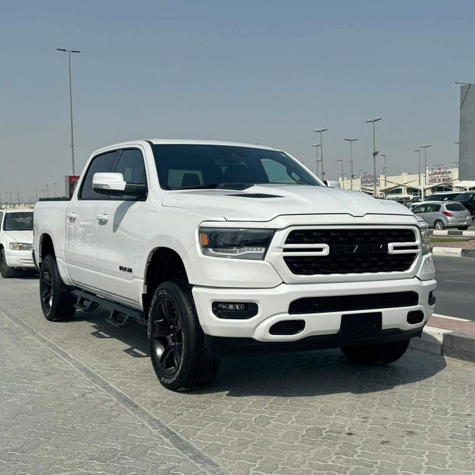 Подержанный RAM 1500 Crew Cab V, 3.6 л, 2022 в Шардже от Alfaris Used Cars Белый цвет. Other | AUTO.AE