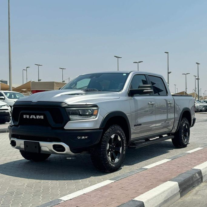 Подержанный RAM 1500 Crew Cab V, 3.6 л, 2022 в Шардже от Alfaris Used Cars Серебристый цвет. Other | AUTO.AE
