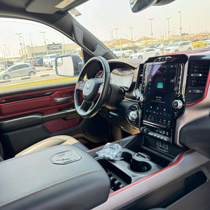 Подержанный RAM 1500 Crew Cab V, 3.6 л, 2022 в Шардже от Alfaris Used Cars Серебристый цвет. Other | AUTO.AE