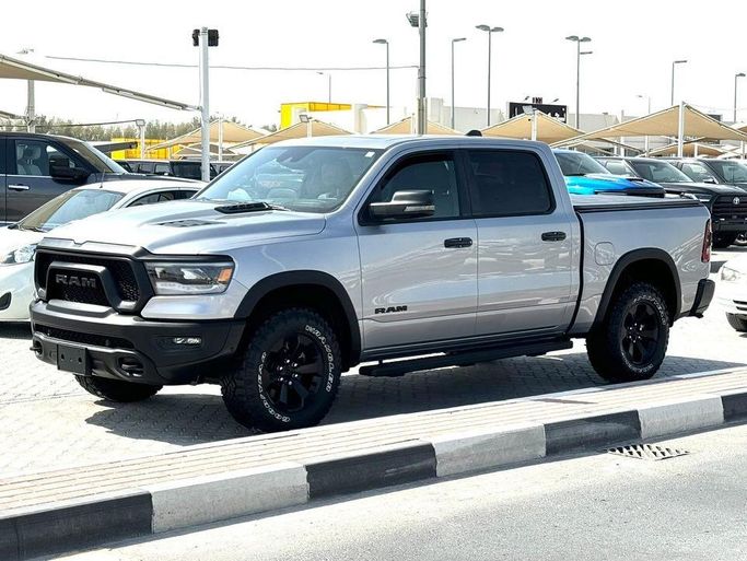Подержанный RAM 1500 Crew Cab V, 3.6 л, 2023 в Шардже от Alfaris Used Cars Серебристый цвет. Other | AUTO.AE