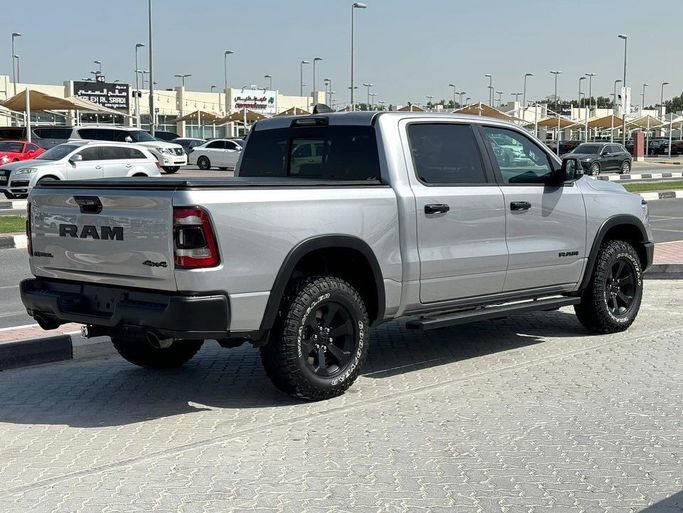 Подержанный RAM 1500 Crew Cab V, 3.6 л, 2023 в Шардже от Alfaris Used Cars Серебристый цвет. Other | AUTO.AE