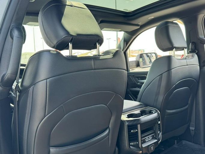 Подержанный RAM 1500 Crew Cab V, 3.6 л, 2023 в Шардже от Alfaris Used Cars Серебристый цвет. Other | AUTO.AE