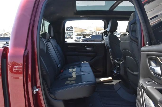 Подержанный RAM 1500 Crew Cab V, 3.6 л, 2022 в Шардже от Alfaris Used Cars Красный цвет. Other | AUTO.AE