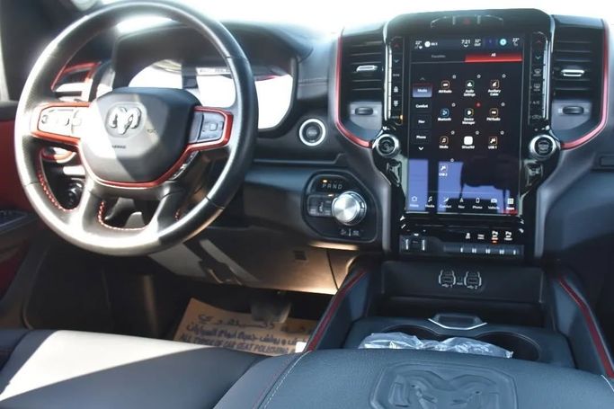 Подержанный RAM 1500 Crew Cab V, 3.6 л, 2022 в Шардже от Alfaris Used Cars Серый цвет. Other | AUTO.AE