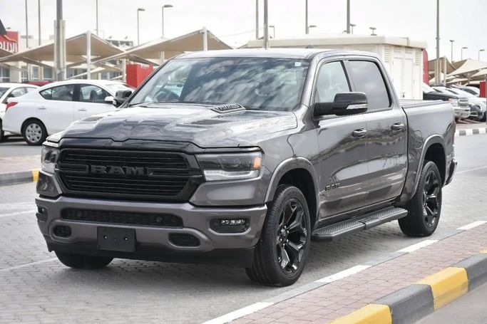 Подержанный RAM 1500 Crew Cab V, 3.6 л, 2022 в Шардже от Alfaris Used Cars Серый цвет. Other | AUTO.AE
