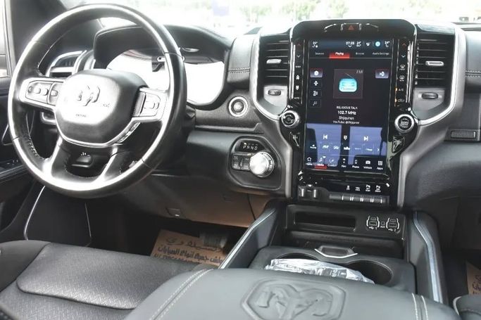 Подержанный RAM 1500 Crew Cab V, 3.6 л, 2022 в Шардже от Alfaris Used Cars Серый цвет. Other | AUTO.AE