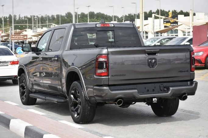 Подержанный RAM 1500 Crew Cab V, 3.6 л, 2022 в Шардже от Alfaris Used Cars Серый цвет. Other | AUTO.AE