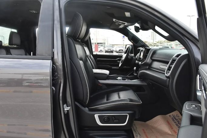 Подержанный RAM 1500 Crew Cab V, 3.6 л, 2022 в Шардже от Alfaris Used Cars Серый цвет. Other | AUTO.AE