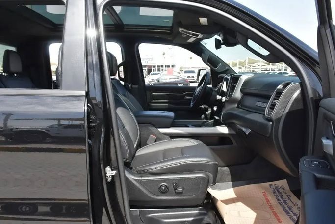 Подержанный RAM 1500 Crew Cab V, 3.6 л, 2020 в Шардже от Alfaris Used Cars Черный цвет. Other | AUTO.AE