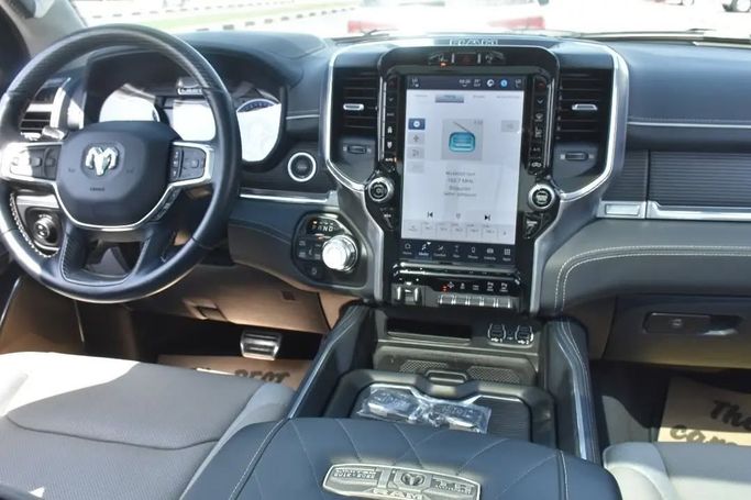 Подержанный RAM 1500 Crew Cab V, 3.6 л, 2022 в Шардже от Alfaris Used Cars Белый цвет. Other | AUTO.AE