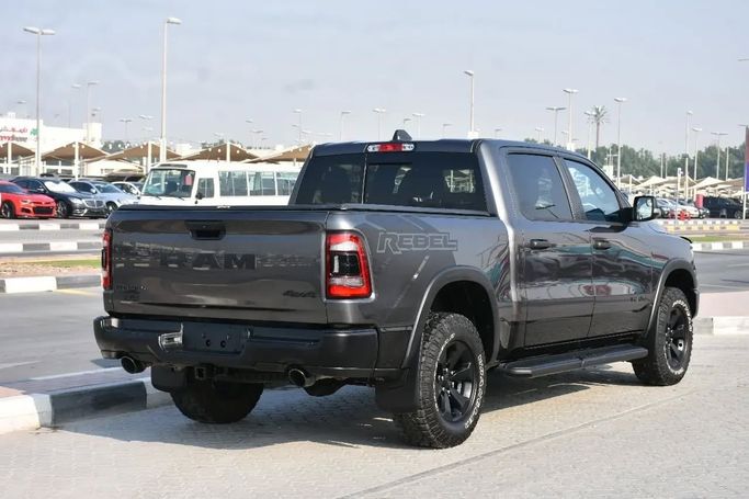 Подержанный RAM 1500 Crew Cab V, 3.6 л, 2022 в Шардже от Alfaris Used Cars Серый цвет. Other | AUTO.AE