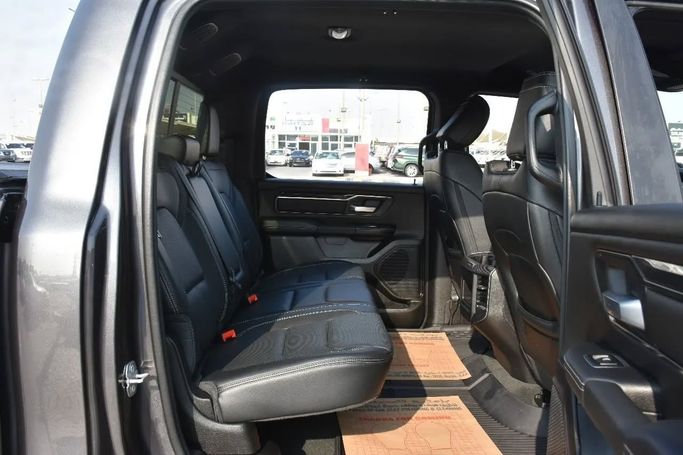 Подержанный RAM 1500 Crew Cab V, 3.6 л, 2022 в Шардже от Alfaris Used Cars Серый цвет. Other | AUTO.AE