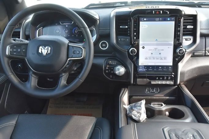 Подержанный RAM 1500 Crew Cab V, 3.6 л, 2023 в Шардже от Alfaris Used Cars Белый цвет. Other | AUTO.AE