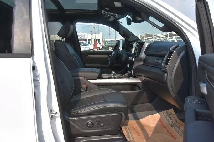 Подержанный RAM 1500 Crew Cab V, 3.6 л, 2023 в Шардже от Alfaris Used Cars Белый цвет. Other | AUTO.AE