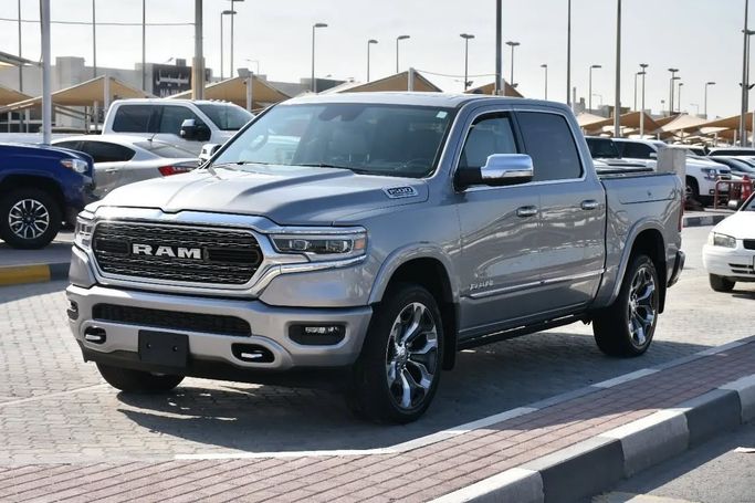 Подержанный RAM 1500 Crew Cab V, 3.6 л, 2022 в Шардже от Alfaris Used Cars Серебристый цвет. Other | AUTO.AE