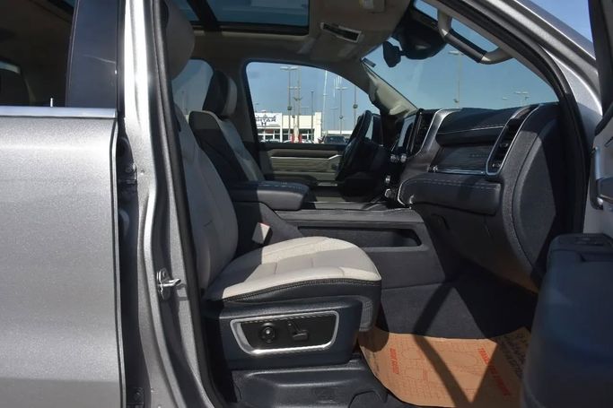 Подержанный RAM 1500 Crew Cab V, 3.6 л, 2022 в Шардже от Alfaris Used Cars Серебристый цвет. Other | AUTO.AE