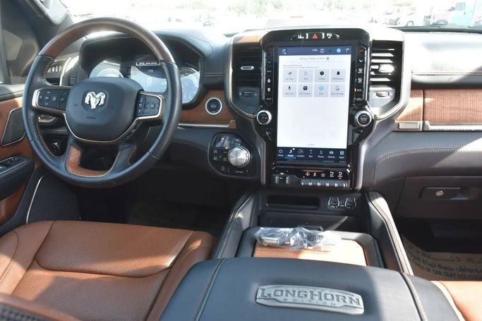 Подержанный RAM 1500 Crew Cab V, 3.6 л, 2022 в Шардже от Alfaris Used Cars Белый цвет. Other | AUTO.AE