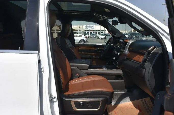 Подержанный RAM 1500 Crew Cab V, 3.6 л, 2022 в Шардже от Alfaris Used Cars Белый цвет. Other | AUTO.AE