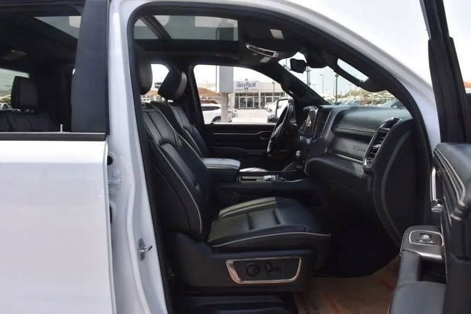 Подержанный RAM 1500 Crew Cab V, 3.6 л, 2021 в Шардже от Alfaris Used Cars Белый цвет. Other | AUTO.AE