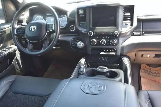 Подержанный RAM 1500 Crew Cab V, 3.6 л, 2021 в Шардже от Alfaris Used Cars Красный цвет. Other | AUTO.AE