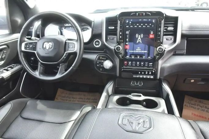 Подержанный RAM 1500 Crew Cab V, 3.6 л, 2021 в Шардже от Alfaris Used Cars Белый цвет. Other | AUTO.AE