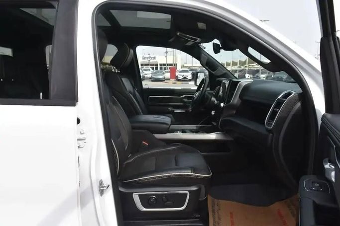 Подержанный RAM 1500 Crew Cab V, 3.6 л, 2021 в Шардже от Alfaris Used Cars Белый цвет. Other | AUTO.AE