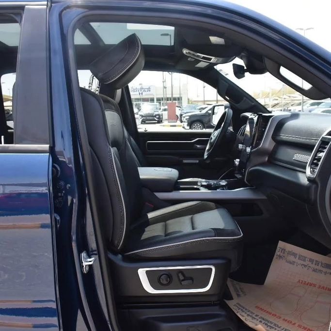 Подержанный RAM 1500 Crew Cab V, 3.6 л, 2022 в Шардже от Alfaris Used Cars Синий цвет. Other | AUTO.AE