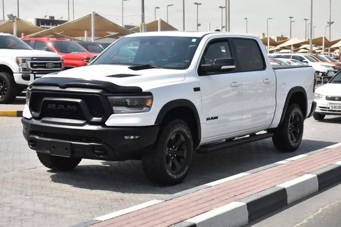 Подержанный RAM 1500 Crew Cab V, 3.6 л, 2021 в Шардже от Alfaris Used Cars Белый цвет. Other | AUTO.AE